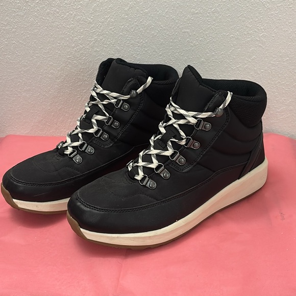 Universal Thread Shoes - Picture 2 of 3